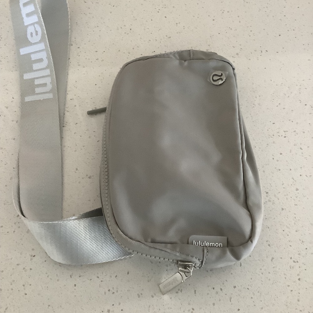 Lululemon Everywhere Belt Bag (grey)